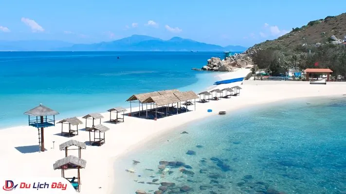 Toàn cảnh bãi tắm đôi độc đáo chia hai dòng nước tại Đảo Yến Nha Trang nhìn từ trên cao