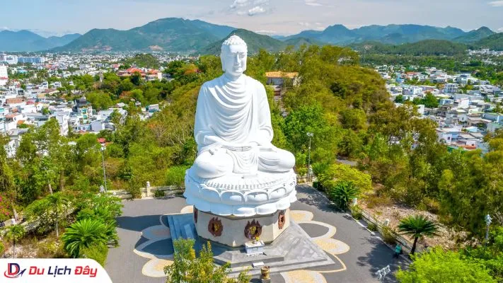 Khám phá chùa Long Sơn Nha Trang - Ngôi cổ tự linh thiêng với tượng Phật Trắng khổng lồ