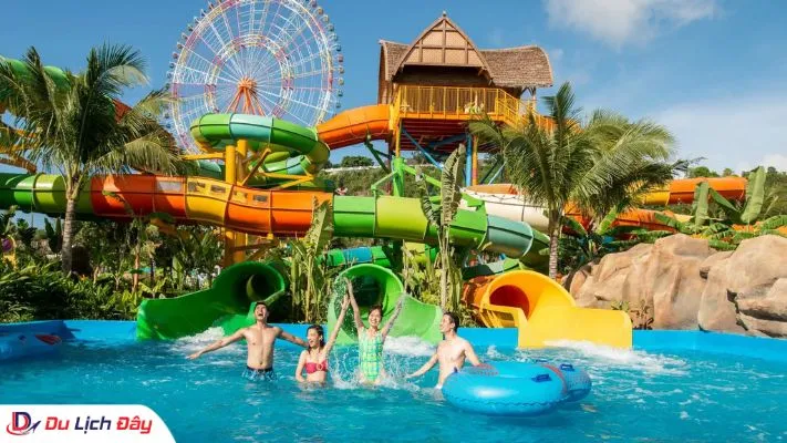 Nhóm du khách vui chơi tại hồ bơi và các đường trượt cảm giác mạnh ở công viên nước Vinpearl Nha Trang
