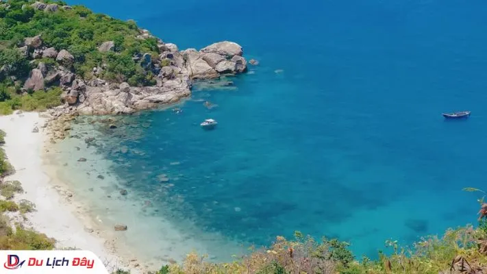 Một góc bãi biển hoang sơ với làn nước trong xanh tại đảo Bình Ba Cam Ranh từ trên cao