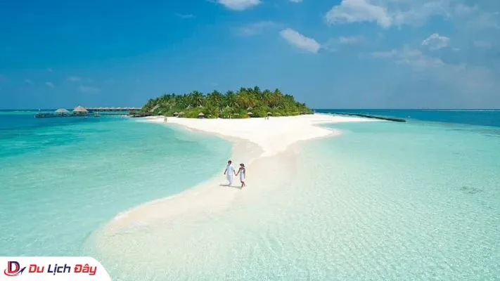 Cặp đôi đi dạo trên con đường giữa biển độc đáo tại đảo Điệp Sơn Nha Trang