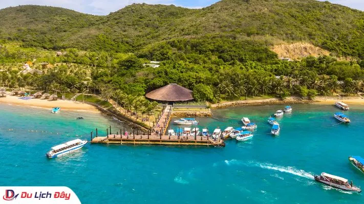 Toàn cảnh cầu cảng và bãi biển đảo Hòn Tằm Nha Trang từ trên cao