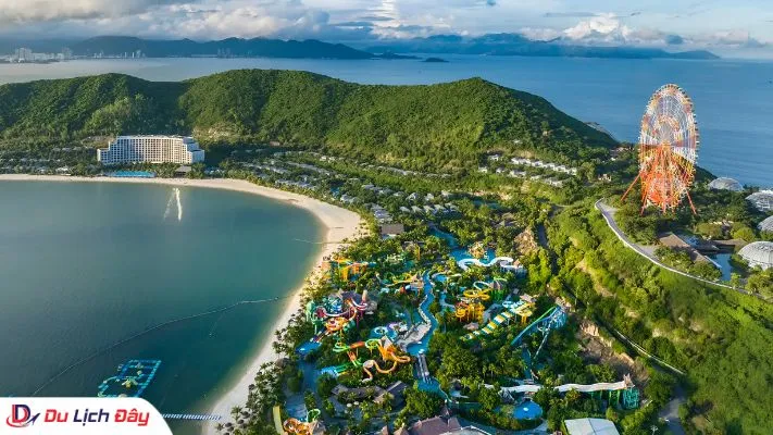 Toàn cảnh khu vui chơi giải trí và resort nghỉ dưỡng trên đảo Hòn Tre Nha Trang từ trên cao