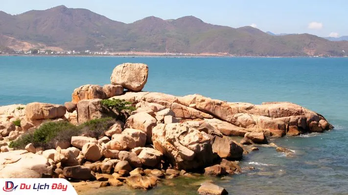 Quần thể đá tự nhiên xếp chồng độc đáo hướng ra biển tại Hòn Chồng Nha Trang