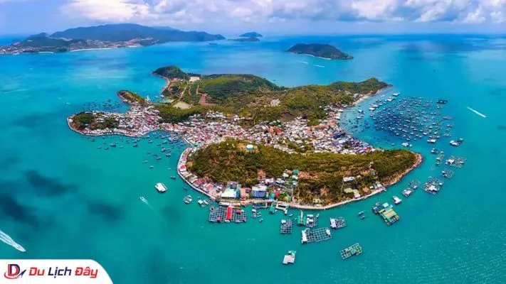 Toàn cảnh đảo Hòn Miễu Nha Trang và các bè nuôi hải sản nhìn từ trên cao
