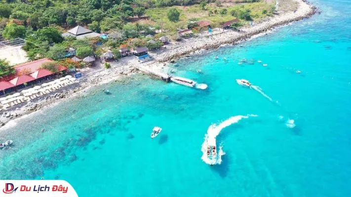 Toàn cảnh bãi biển trong xanh tại đảo Hòn Mun Nha Trang từ trên cao
