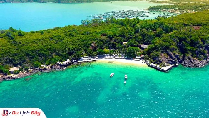 Toàn cảnh bãi biển Mini Beach Nha Trang xanh ngọc bích nhìn từ trên cao