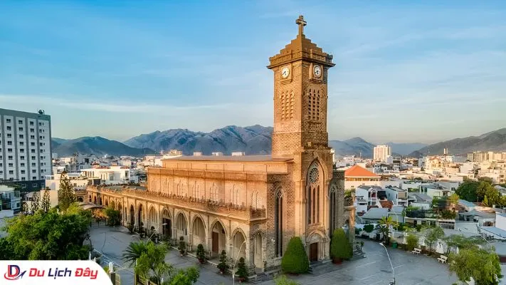 Khám phá Nhà thờ Đá Nha Trang - tuyệt tác kiến trúc Gothic cổ kính giữa lòng thành phố biể