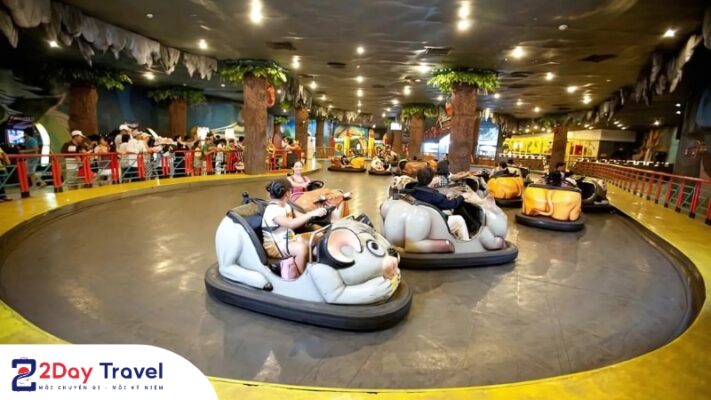 Trò chơi xe điện đụng tại Vinwornder Nha Trang