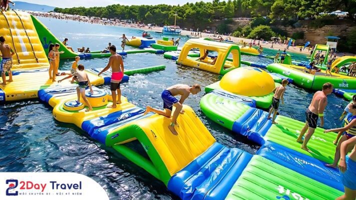 Nhiều trò chơi vận động tại vịnh phao nổi được thiết kế dành cho cá nhân và tập thể