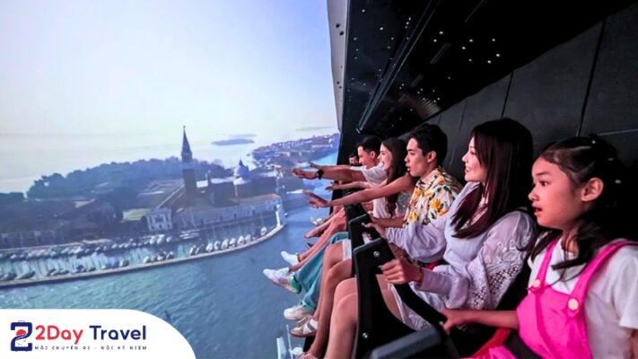 Du khách cực kỳ phấn khích khi lần đầu tiên được trải nghiệm rạp phim bay XD Dark Ride