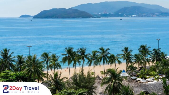 Biển Nha Trang, nước trong xanh bờ cát vàng mịn.