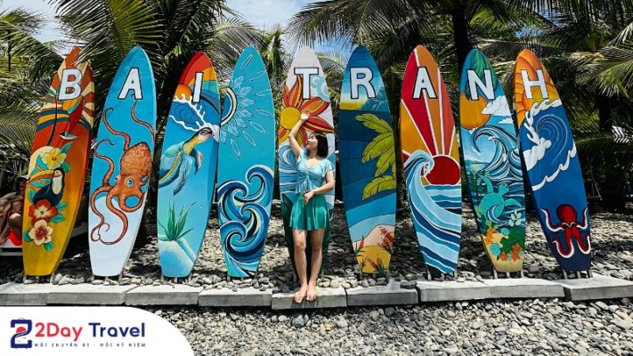 Bãi Tranh thu hút khách du lịch bởi bãi biển sạch sẽ, nước biển trong vắt và không gian yên tĩnh