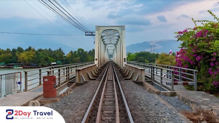 Cầu sắt Nha Trang là cây cầu bắc qua Sông Cái, phục vụ cho đường tàu Bắc – Nam