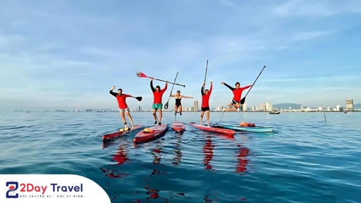 Các bạn nhớ lựa chọn những trang phục thoải mái nhất khi tham gia chèo SUP nhé