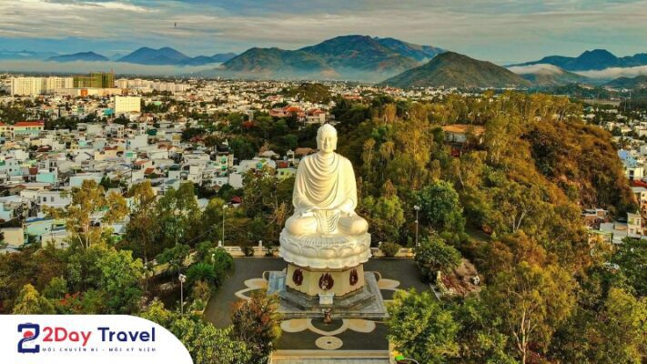 Với tượng Phật Trắng khổng lồ, không khó để nhận ra chùa Long Sơn khi du khách tới Nha Trang
