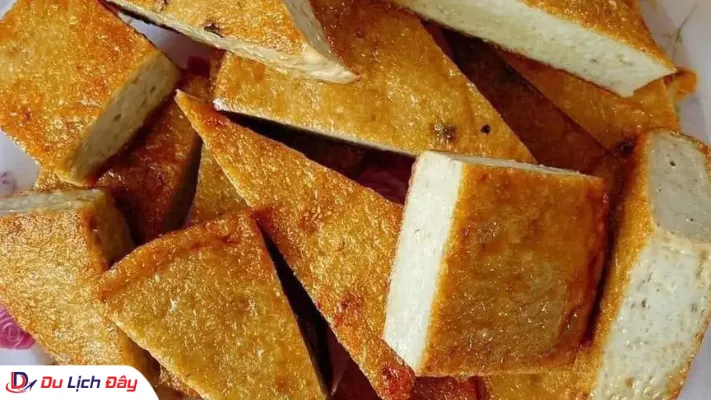 Những miếng chả cá chiên vàng ươm cắt lát, món đặc sản Nha Trang nổi tiếng