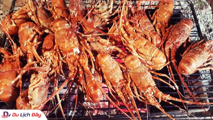 Vỉ tôm hùm Bình Ba nướng đỏ rực trên bếp than, món đặc sản Nha Trang cao cấp