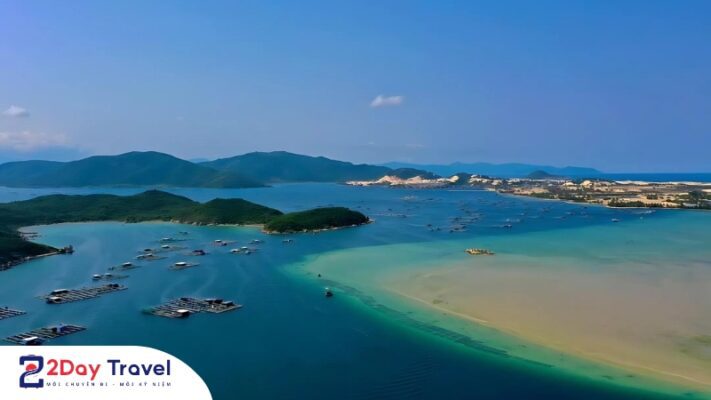 Đầm Môn là một địa điểm du lịch hoang sơ thuộc vịnh Vân Phong