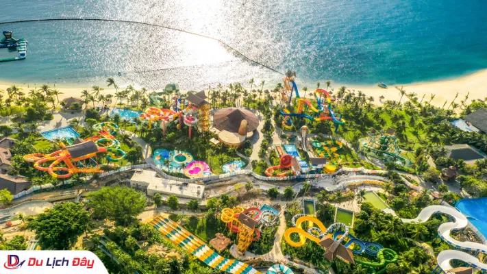 Công viên nước Tropical Paradise với vịnh phao nổi khổng lồ thuộc Vinpearl Nha Trang.