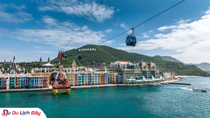 Tuyến cáp treo vượt biển đưa du khách sang khu vui chơi giải trí Vinpearl Nha Trang