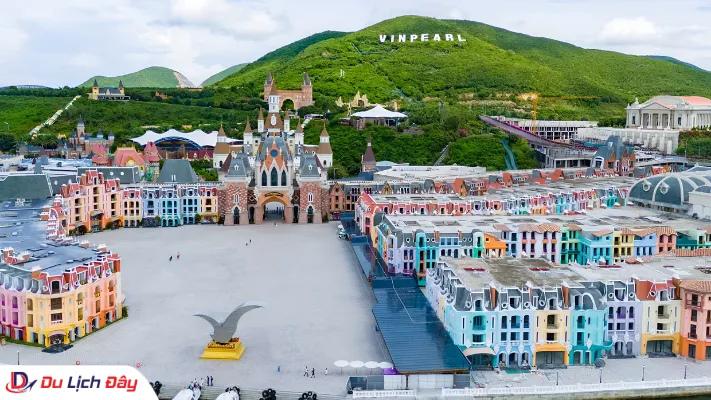 Góc nhìn flycam khu phố thương mại sầm uất tại Vinpearl Harbour Nha Trang