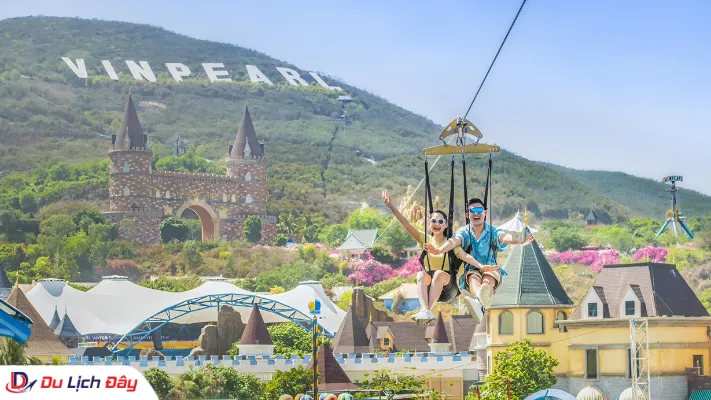Cặp đôi phấn khích bay lượn trên đường trượt zipline kỷ lục tại Vinpearl Nha Trang