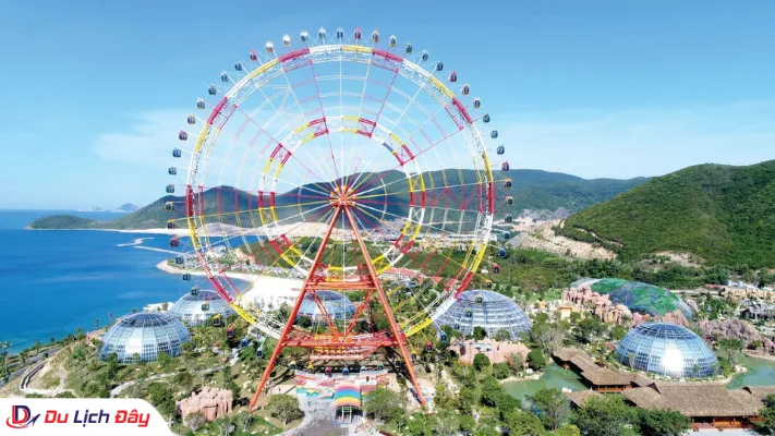 Vòng quay khổng lồ Sky Wheel kiêu hãnh hướng ra vịnh biển Nha Trang