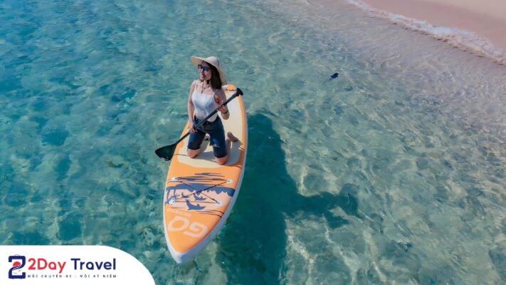 Từ từ đưa chân lên vị trí mà đầu gối bạn vừa quỳ, dựa vào tâm ván để giữ thăng bằng