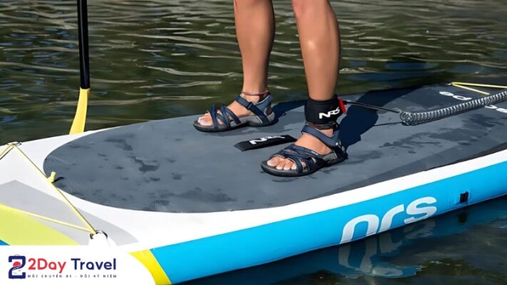 Chú ý vào tư thế của bạn. Đứng thẳng với chân rộng bằng vai và đầu gối hơi cúi.