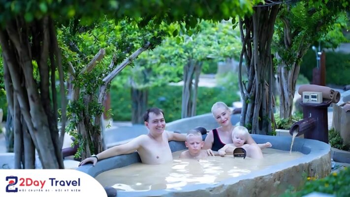 Tắm bùn khoáng nóng kết hợp cùng hồ bơi vô cực là điểm nhấn không thể bỏ qua khi đến với Hòn Tằm