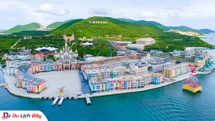 Toàn cảnh khu vui chơi giải trí VinWonders trên đảo Hòn Tre Nha Trang sầm uất