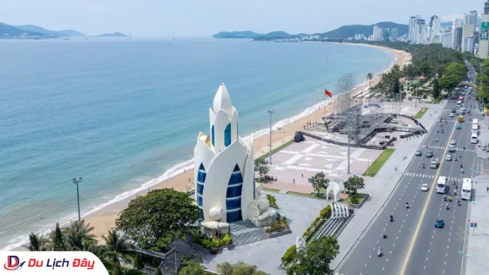 Toàn cảnh Tháp Trầm Hương bên bãi biển và cung đường Trần Phú Nha Trang từ trên cao