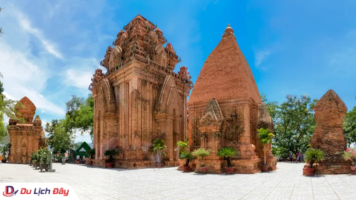 Quần thể tháp Chăm cổ kính Tháp Bà Ponagar kiến trúc gạch nung Nha Trang