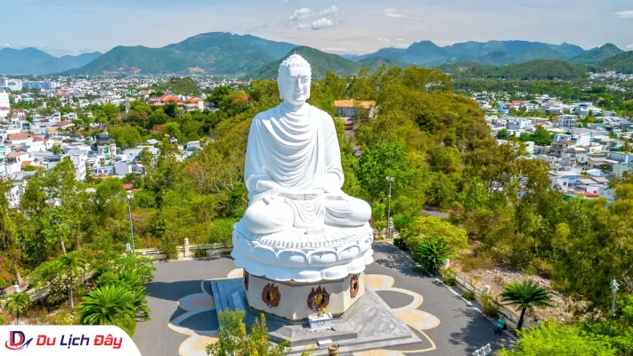 Tượng Kim Thân Phật Tổ màu trắng uy nghi trên đỉnh đồi Chùa Long Sơn