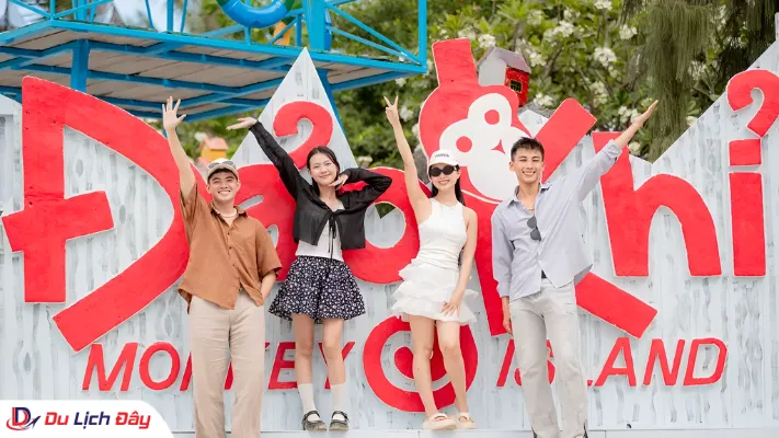 Nhóm bạn trẻ check in vui vẻ trước cổng chào khu du lịch Đảo Khỉ Nha Trang