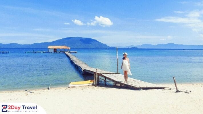 Bãi cát trắng mịn màng và nước biển trong xanh