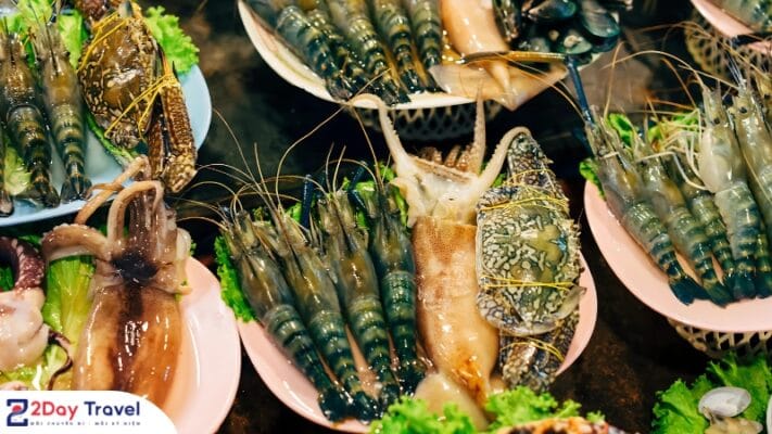 Hấp dẫn với hải sản tươi sống, được chế biến theo nhiều phong cách khác nhau.