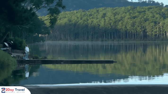 Bến tàu Hồ Tuyền Lâm - địa điểm check in thu hút nhiều du khách