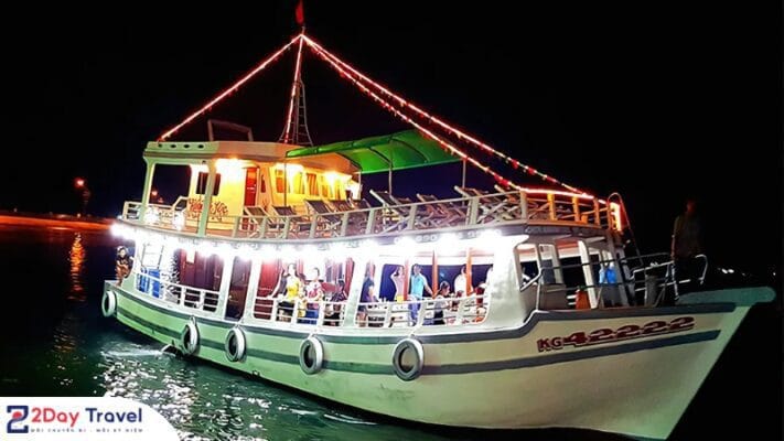 Tàu sẽ khởi hành và di chuyển đến khu vực câu mực