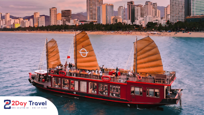 Trải nghiệm tour du thuyền ngắm hoàng hôn trên vịnh Nha Trang một cách dễ dàng và thú vị.