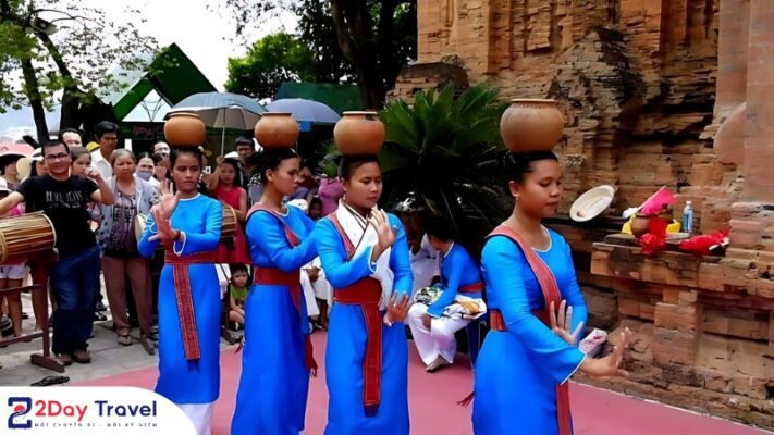 Múa khai hội Tháp Bà Ponagar