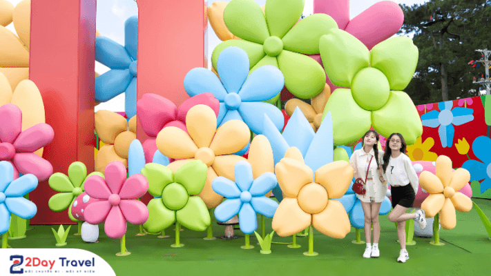 Các bạn trẻ đến check-in với "Rừng hoa ánh sáng"