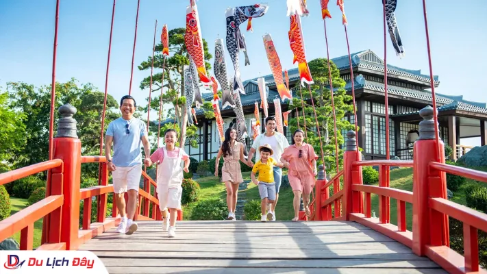 Đại gia đình cùng nhau đi dạo trên cây cầu đỏ mang phong cách Nhật Bản