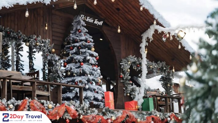 Quán cà phê trang trí Giáng sinh Đà Lạt