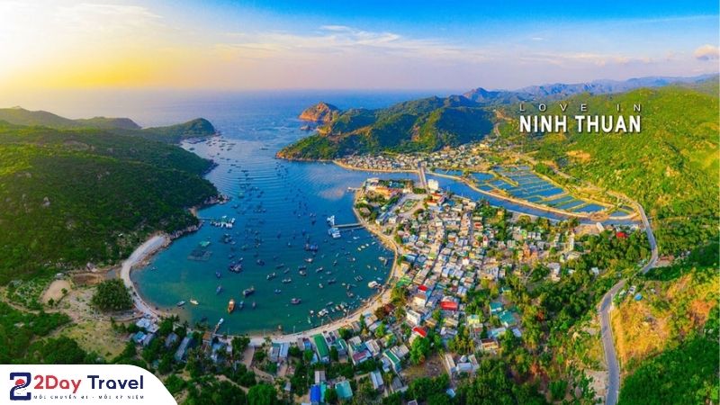 Phong cảnh Ninh Thuận hòa quyện giữa biển xanh và núi rừng hoang sơ