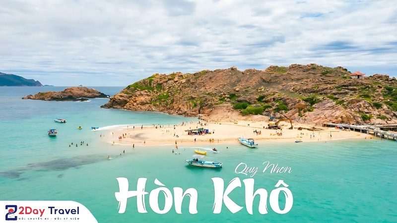 Hòn Khô – thiên đường biển hoang sơ tại Quy Nhơn với bãi cát trắng và làn nước xanh trong.