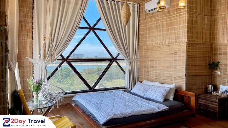 Phòng ngủ Sea Urchin Homestay Ninh Thuận với cửa sổ lớn đón nắng, view thiên nhiên