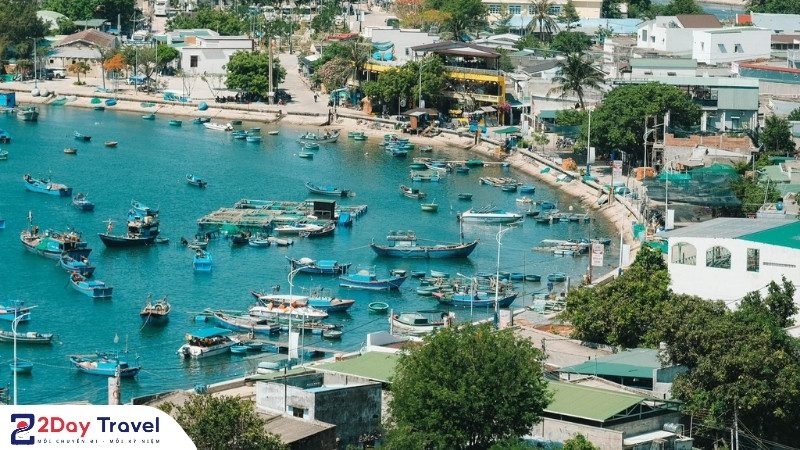 Toàn cảnh làng chài Vĩnh Hy xanh ngắt – điểm nhấn trong kinh nghiệm du lịch vịnh Vĩnh Hy