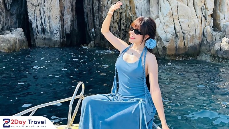 Check-in sống ảo trên thuyền tại vịnh Vĩnh Hy với khung cảnh biển xanh và vách đá kỳ vĩ